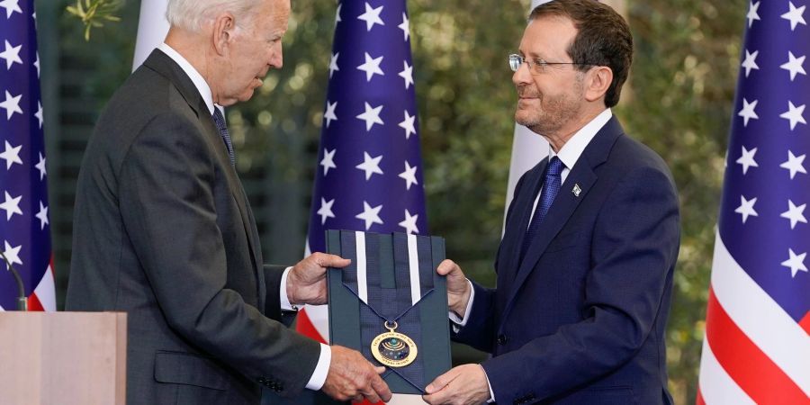 US-Präsident Joe Biden (l) bei einer früheren Begegnung mit Israels Präsident Izchak Herzog in Jerusalem.