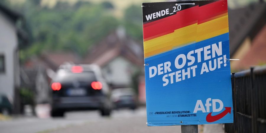 Ein Wahlplakat der AfD hängt an der Bundesstrasse 89 im Landkreis Sonneberg.