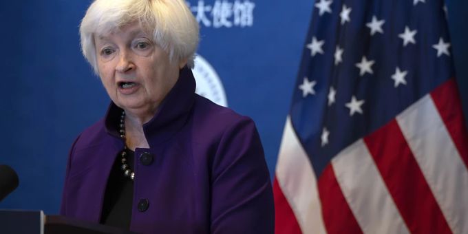 Janet Yellen, Finanzministerin der USA. (Archivbild) Janet Yellen, Finanzministerin der USA, spricht während einer Pressekonferenz in der US-Botschaft in Peking. Foto: Mark Schiefelbein/AP/dpa