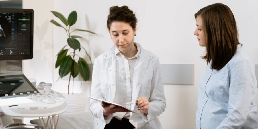 Ärztin und Patientin