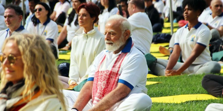 Indiens Premier Narendra Modi nimmt in New York an einem Yoga-Kurs teil.