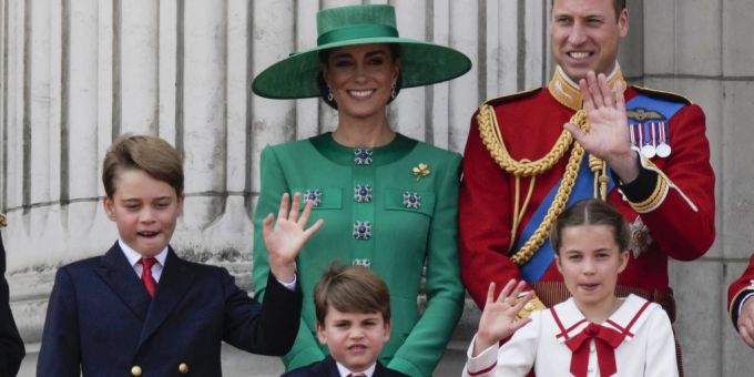 Wie die Queen - Prinzessin Kate erregt mit ihren Outfits Aufsehen