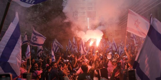Israelis protestieren in Tel Aviv gegen die Pläne der Regierung von Premierminister Netanjahu, das Justizsystems zu reformieren. Foto: Oded Balilty/AP/dpa Israel