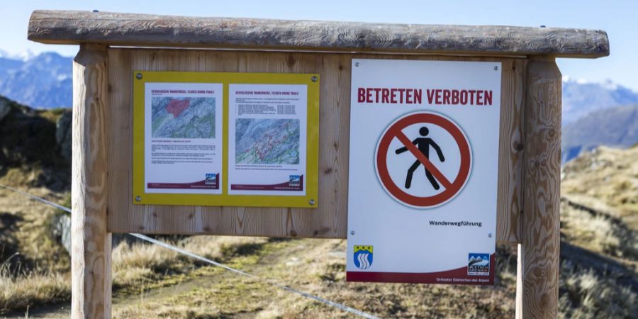 Ein Schild weist auf gesperrte Wanderwege hin. (Archivbild)