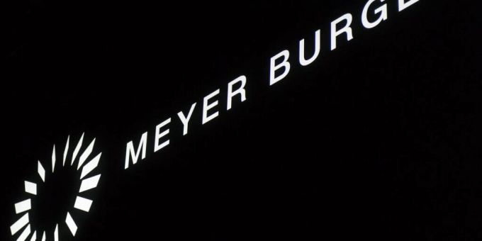 Sicht auf das Logo am Produktionsgebäude der Firma Meyer Burger in Thun-Gwatt. meyer burger