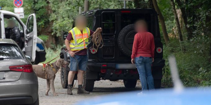 Auch Hunde kommen bei der Suche nach der entlaufenen Löwin zum Einsatz. Berlin Löwe