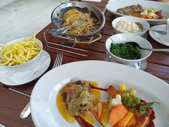 Das Signature-Gericht der Brasserie Freilager: Entrecôte Café de Paris mit Pommes Allumettes und saisonaler Gemüsevariation. Brasserie Freilager Café de Paris