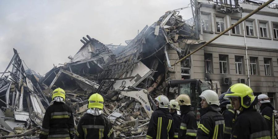 HANDOUT - Rettungskräfte arbeiten nach einem russischen Angriff in Odessa an einem zerstörten Gebäude. Foto: Pavlo Petrov/Ukrainian Emergency Service/AP/dpa - ACHTUNG: Nur zur redaktionellen Verwendung und nur mit vollständiger Nennung des vorstehenden Credits