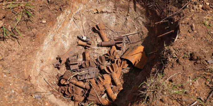 Überreste von Streumunition liegen in Ayii im Südsudan an einer Räumungsstelle. Überreste von Streumunition liegen in Ayii im Südsudan an einer Räumungsstelle.