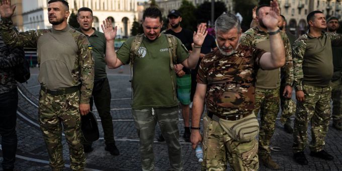 Eine Gruppe ukrainischer Soldaten betet während eines von einer örtlichen christlichen Kirche organisierten Gottesdienstes. Eine Gruppe ukrainischer Soldaten betet während eines von einer örtlichen christlichen Kirche organisierten Gottesdienstes.