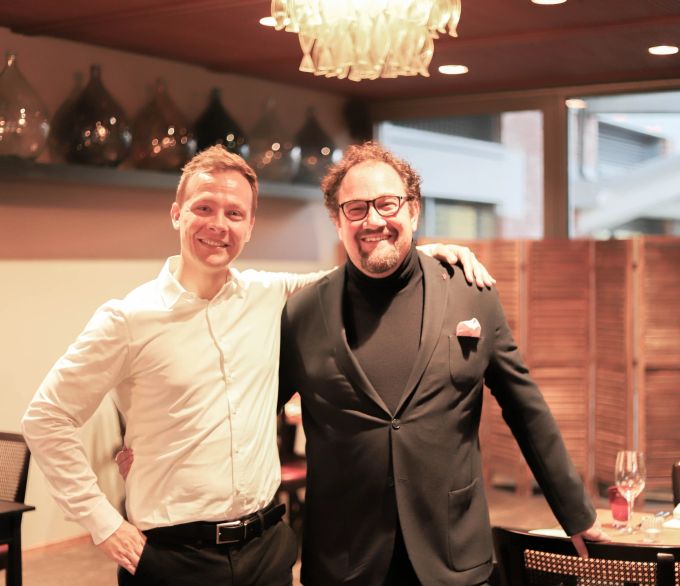 Der stellvertretende Restaurantleiter Alexander (links) und Gastgeber Marco Però (rechts). Alexander Marco Però