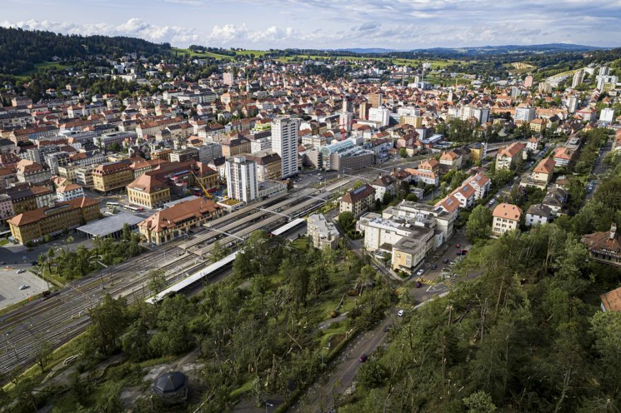 Laut der Polizei wurden tausende von Gebäuden und zahlreiche Autos beschädigt.