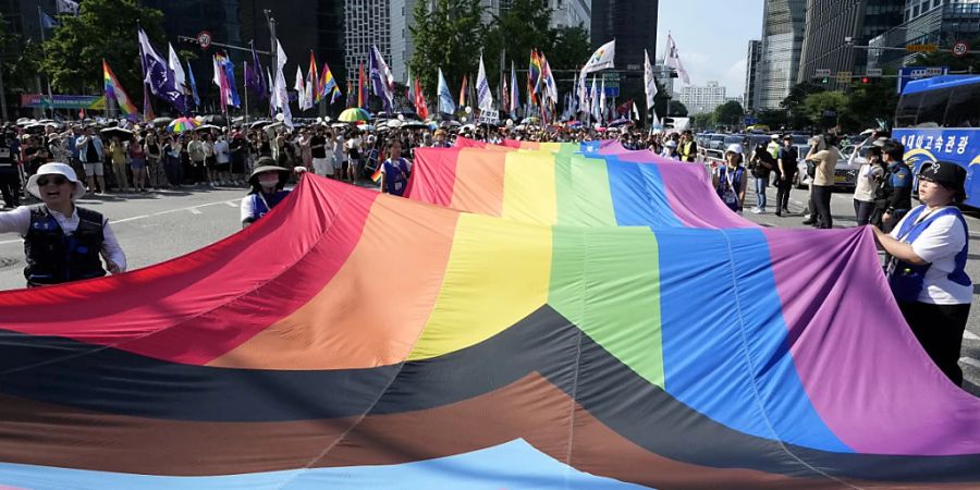 Tausende Menschen versammelten sich beim «Seoul Queer Culture Festivals» in der südkoreanischen Hauptstadt - trotz des Widerstands einiger Demonstranten. Foto: Ahn Young-joon/AP/dpa