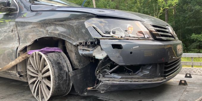 Bei einem Unfall auf der A3 bei Mollis entstand ein Totalschaden. Unfall auf A3