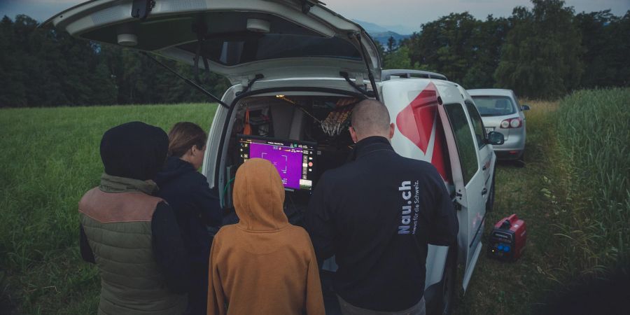 Um vier Uhr morgens treffen sich der Wildhüter und das Rettungsteam auf dem Feld.