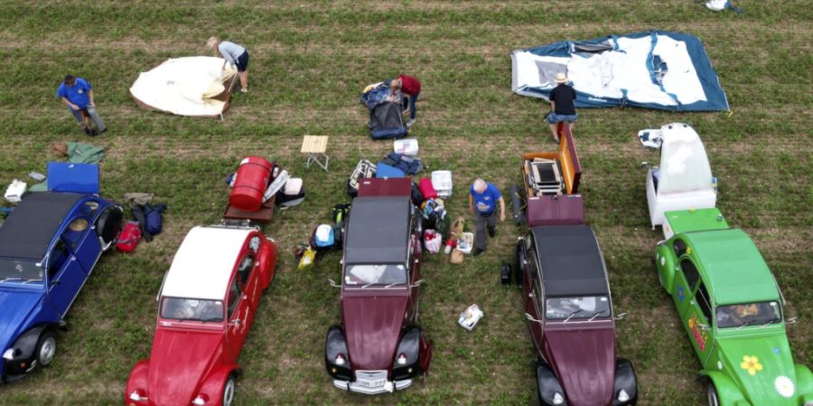 9000 Personen übernachten während des 2CV-Treffens auf dem dafür eingerichteten Zeltplatz in Delsberg JU. (Archivbild)