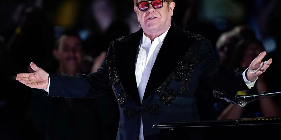 Elton John will zukünftig mehr Zeit mit der Familie verbringen.