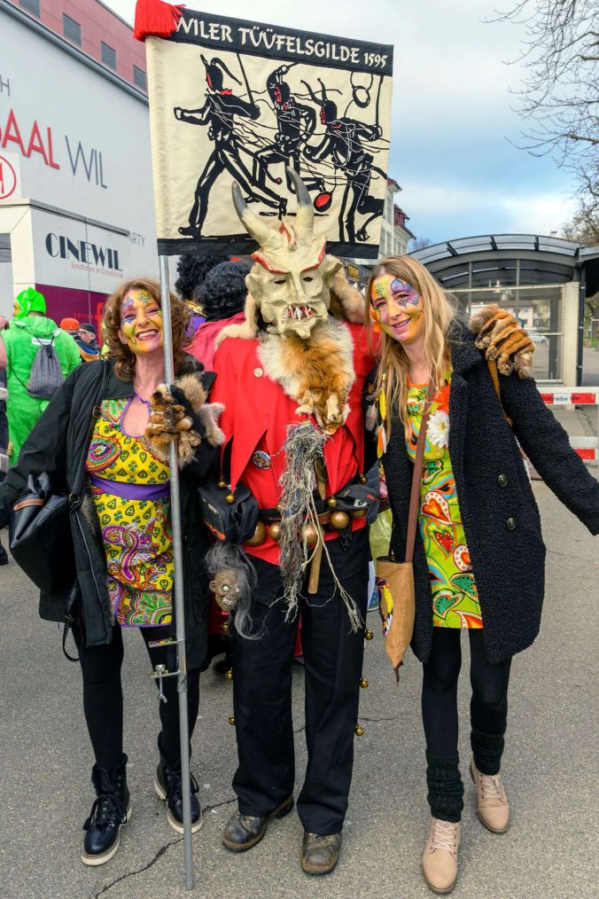 Erinnerungsfoto mit dem Fahnenträger der Wiler Tüüfelsgilde.