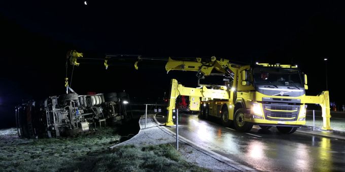 Der 26 Tonnen schwere Lastwagen musste nach dem Unfall in Näfels geborgen werden. Der 26 Tonnen schwere Lastwagen musste nach dem Unfall geborgen werden