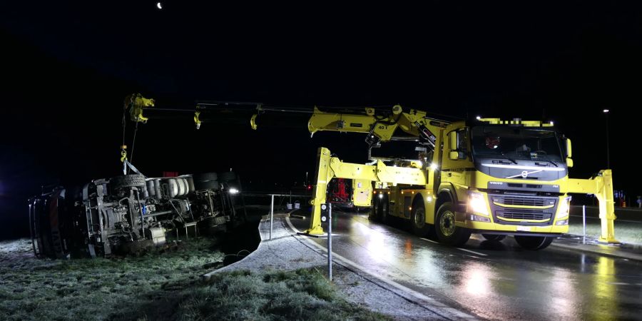 Der 26 Tonnen schwere Lastwagen musste nach dem Unfall geborgen werden