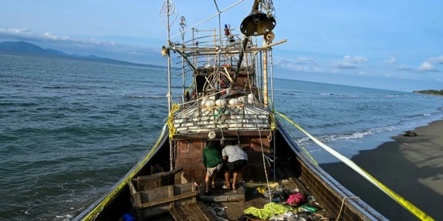 Holzboot, das Rohingya-Flüchtlinge benutzt haben