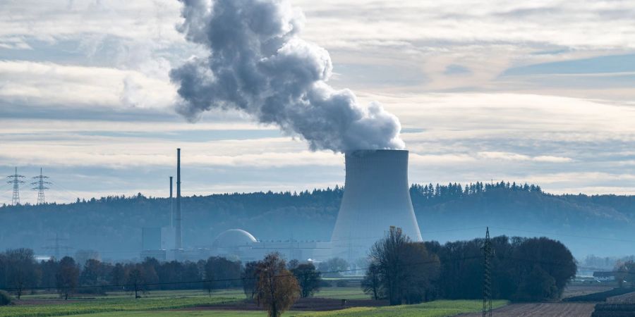 Wasserdampf steigt aus dem Kühlturm des Atomkraftwerks (AKW) Isar 2 im bayerischen Niederaichbach.
