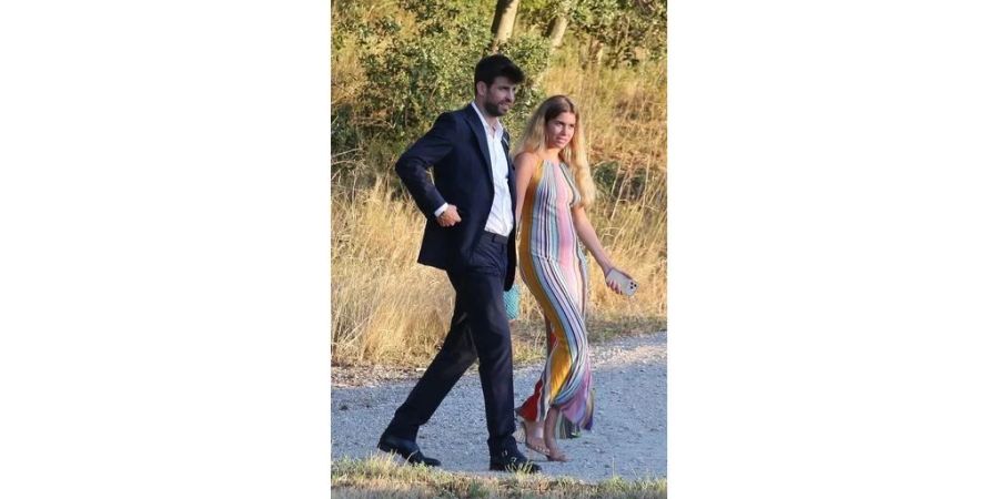 Gerard Piqué und die schöne Clara besuchen die Hochzeit eines Freundes. Shakira dürften diese Bilder nicht gefallen.