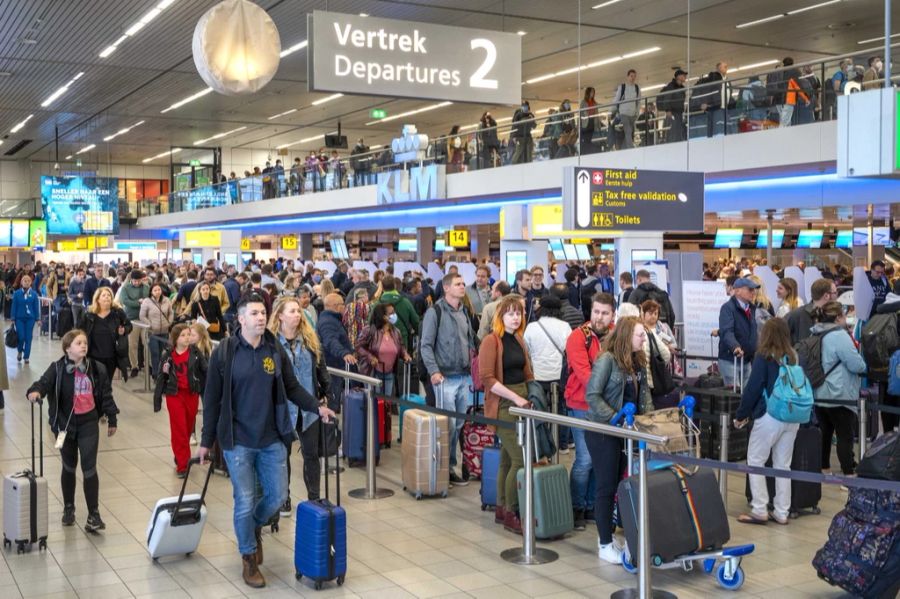 Reisende mussten sich auf lange Schlangen beim Check-in und der Sicherheitskontrolle einstellen. (Archiv)