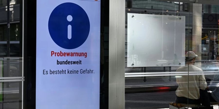 Probe-Entwarnung 2020 auf einer Werbetafel in Berlin