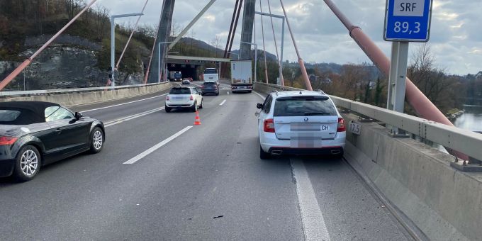 Stadt Schaffhausen: Lastwagenfahrer übersieht und Auto Stadt Schaffhausen: Lastwagenfahrer übersieht und Auto