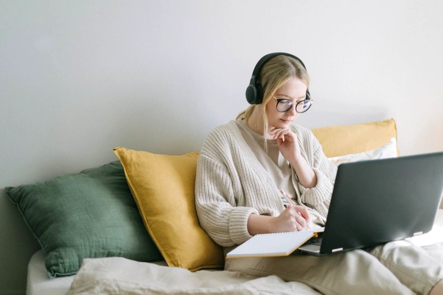 Frau Sofa Laptop Arbeit Kopfhörer