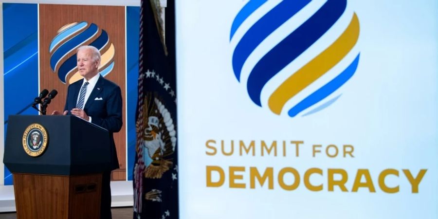 Biden bei erstem Demokratie-Gipfel 2021