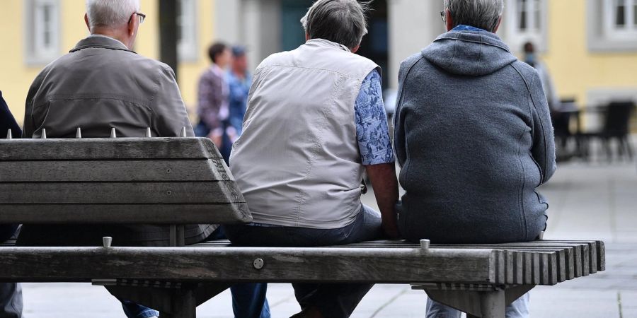 Ältere Menschen auf einer Bank im Stadtzentrum von Erfurt.