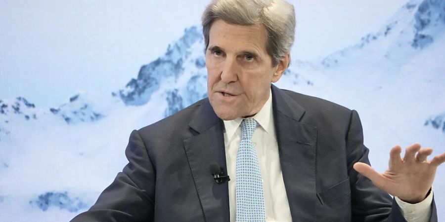 Der Sondergesandte des US-Präsidenten für Klimafragen John Kerry diskutiert beim Weltwirtschaftsforum in Davos. Foto: Markus Schreiber/AP/dpa