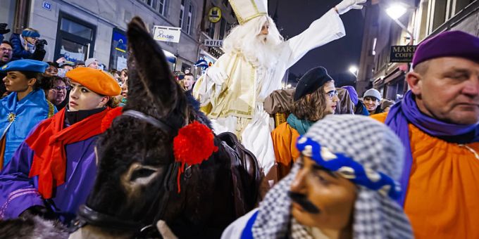 Der heilige Nikolaus, Schutzpatron von Freiburg, ist nach zwei Jahren Unterbrechung wegen der Corona-Pandemie in die Stadt zurückgekehrt. Der heilige Nikolaus, Schutzpatron von Freiburg, ist nach zwei Jahren Unterbrechung wegen der Corona-Pandemie in die Stadt zurückgekehrt.
