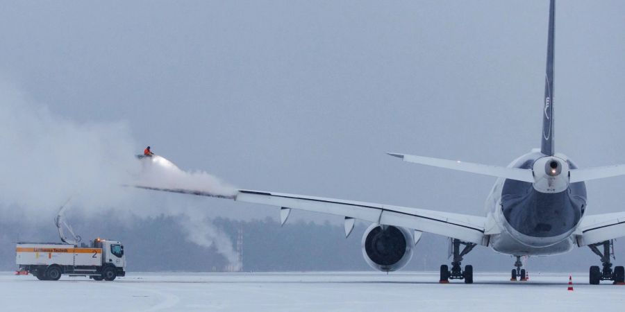Erstmal enteisen: Winterwetter führt immer wieder zu Verzögerungen im Luftverkehr.
