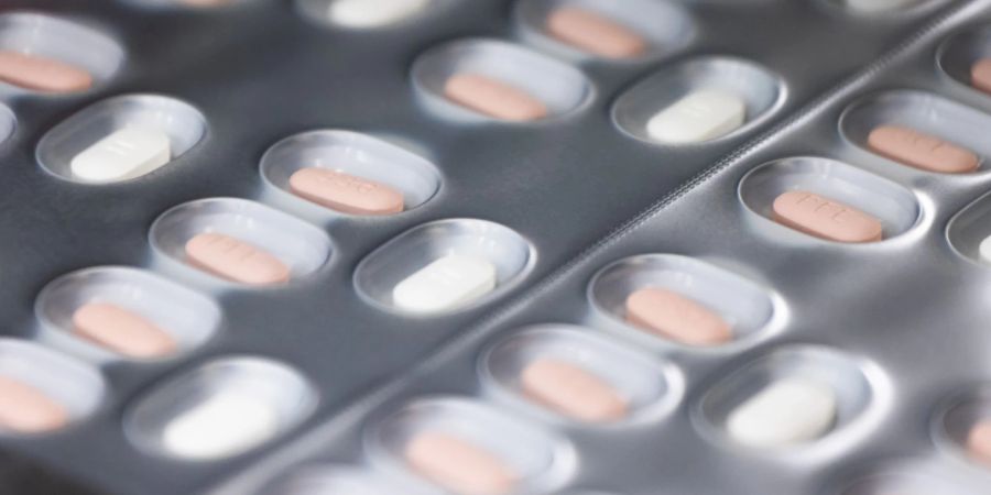 Tabletten eines Medikaments zur Behandlung von Covid-19 durchlaufen eine Verpackungsanlage.