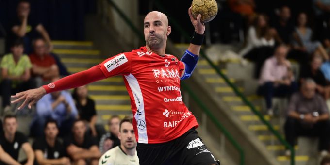 Sprungwurf von João Ferraz. Handballspieler beim Sprungwurf