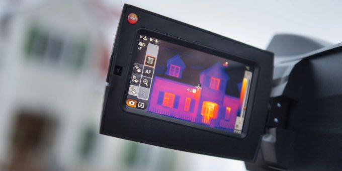 Beim Thermografie-Verfahren werden mit Wärmebildkameras die Oberflächentemperaturen der Aussen- und Innenwände erfasst und darstellbar gemacht. Das Ergebnis sind bunte Bilder, die anzeigen, an welchen Stellen Wärme verloren geht und wo das Gebäude gut isoliert ist. Thermografie Kamera Bilder rot