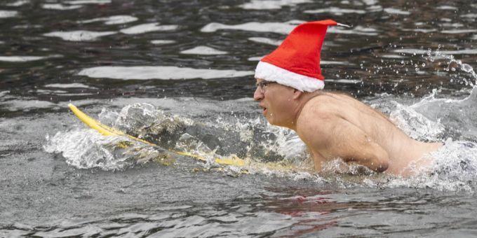 Ein Teilnehmer am diesjährigen Samichlaus-Schwimmen in Zürich. Samichlaus Schwimmen