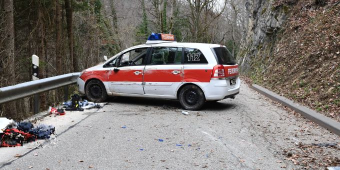 Rümlingen BL: Ein Feuerwehroffizier kollidierte mit seinem Pikettfahrzeug mit einer Leitplanke. Rümlingen BL - Selbstunfall bei Einsatzfahrt
