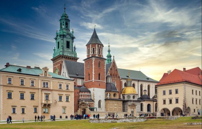 Wem Wodka allein als Besuchsgrund nicht reicht, kann in Krakau auch beeindruckende Architektur bewundern. Krakau Polen Schloss Architektur