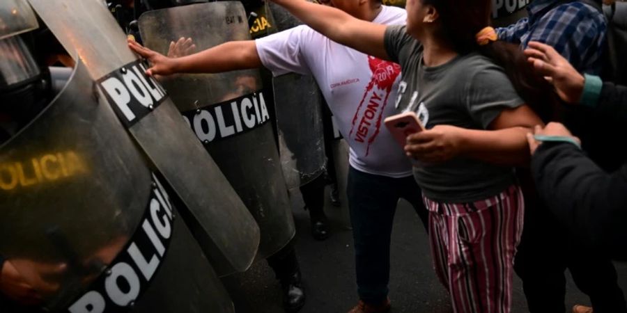 Polizisten und Demonstrierende am 15. Dezember in Lima