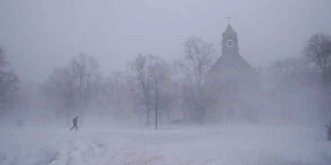 Ein einsamer Fussgänger in Schneeschuhen geht über den Colonial Circle, während sich die St. John's Grace Episcopal Church in Buffalo inmitten eines Schneesturms aus dem Schneetreiben erhebt. Derek Gee/The Buffalo News/AP/dpa Kältewelle in den USA