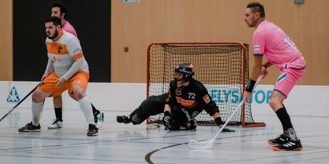 Unihockeyspieler vor dem Tor.