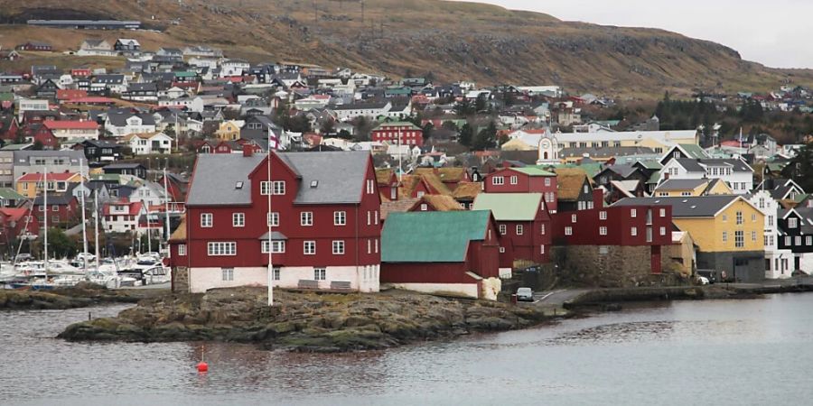 Der Sitz der färöischen Regierung auf der Landzunge Tinganes im Hafen von Tórshavn. Die kleinen Färöer-Inseln wählen nach dem Zusammenbruch der bisherigen Regierungskoalition vorzeitig ein neues Parlament. Foto: Steffen Trumpf/dpa