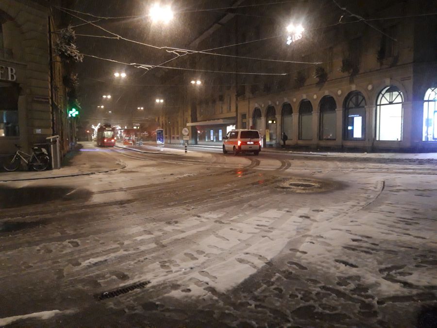 Am Bahnhof in Bern lag am frühen Morgen auch auf den Strassen noch Schnee.