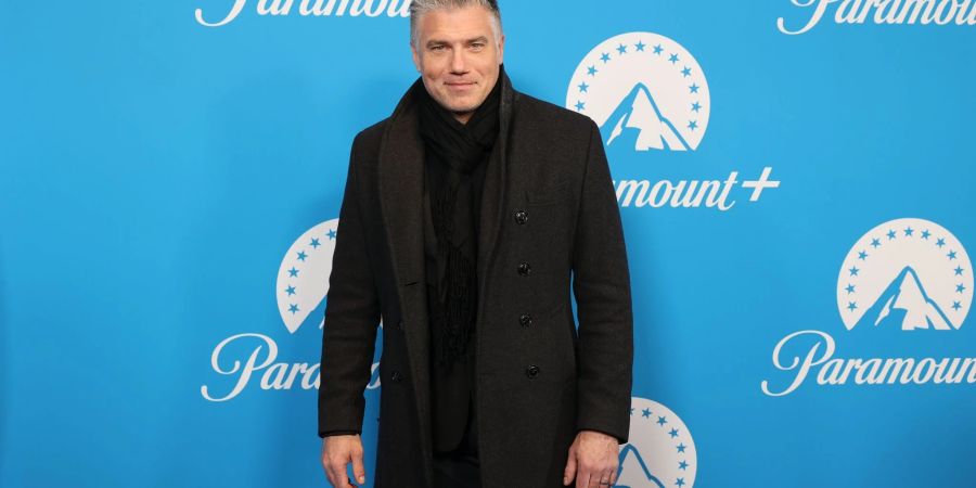 Der Schauspieler Anson Mount auf dem roten Teppich in Berlin.