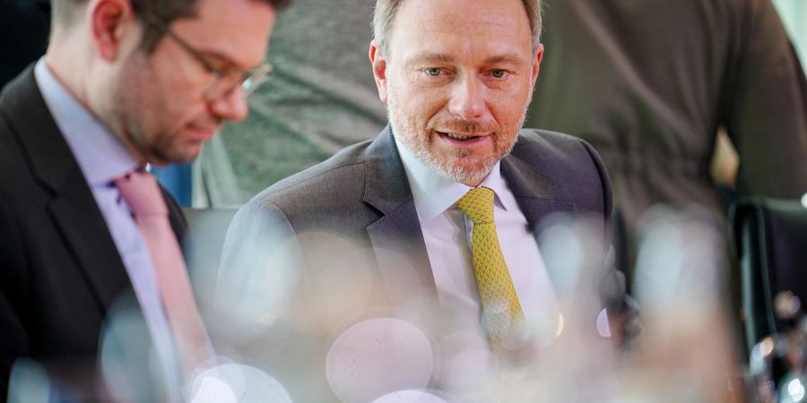 Bundesjustizminister Marco Buschmann (l) und Bundesfinanzminister Christian Lindner (beide FDP) nehmen an einer Sitzung des Bundeskabinetts im Bundeskanzleramt teil.