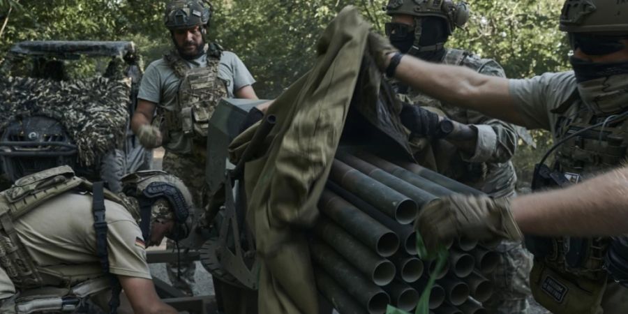 Ukrainische Soldaten bereiten ein Mini-Mehrfachraketen-System an der Frontlinie in der Nähe von Bachmut vor. Foto: LIBKOS/AP/dpa